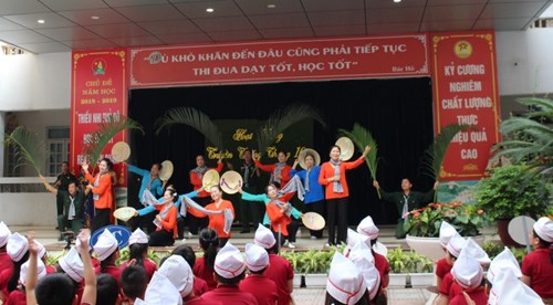 Trường Tiểu học Ái Mộ A tổ chức nói chuyện truyền thống và giao lưu với các bác cựu chiến binh phường Ngọc Lâm